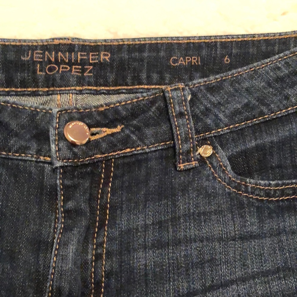 Jennifer Lopez Capri distressed jeans size 6